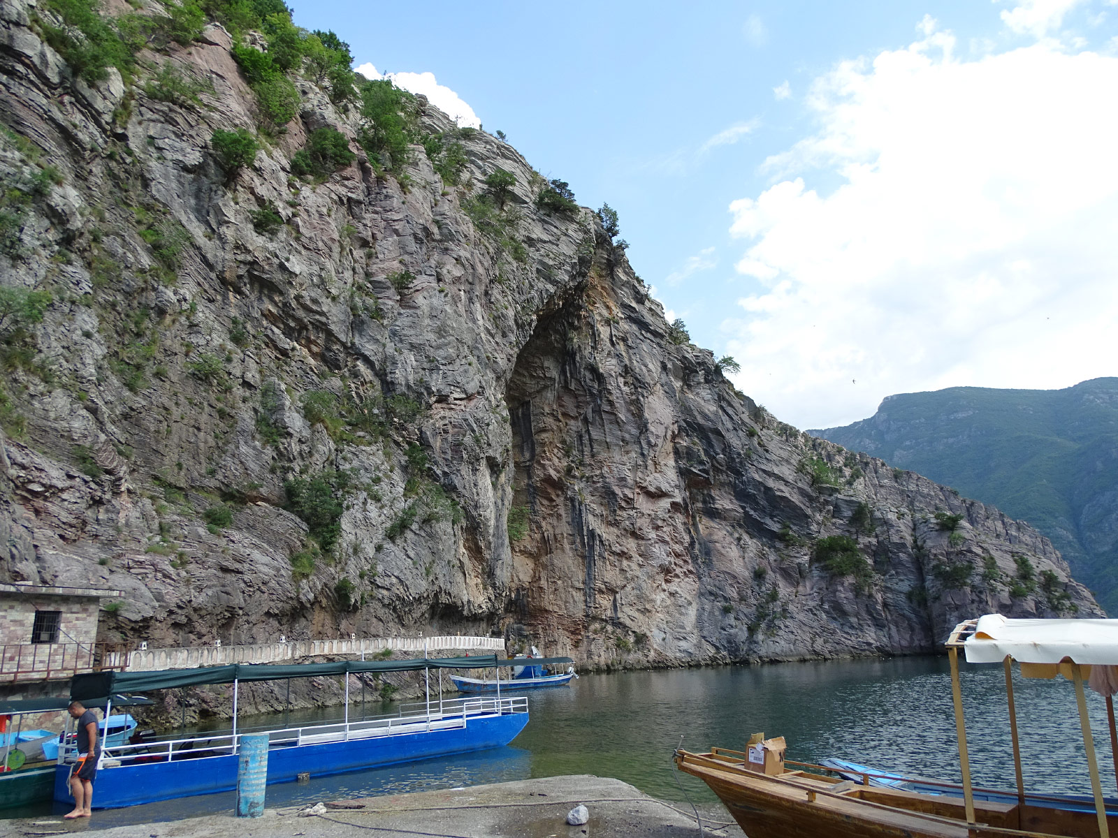 Komani Port (Photo license: CC BY 2.0)